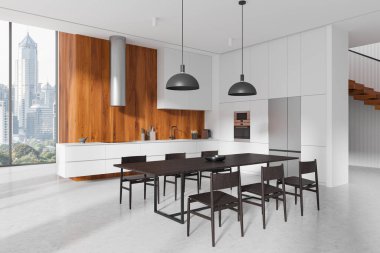 Modern ev mutfağının köşesindeki siyah yemek masası ve sandalyeler. Mutfak gereçleri, buzdolabı ve merdivenleri olan beyaz yemek dolabı. Gökdelenlerin panoramik penceresi. 3B görüntüleme