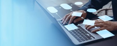 Dizüstü bilgisayar kullanan iş adamı elleri, boş çalışma akış grafiği hologramı, ok ile uzay bloğu diyagramını kopyalamak. Görselleştirmek ve programlamak için akış şeması. Yönetim, otomasyon ve üretkenlik kavramı