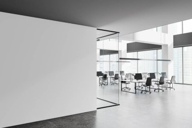 Boş ofis alanı, solunda büyük boş bir duvar ve sağındaki cam duvarlardan görülebilen modern mobilyalar. 3B Hazırlama
