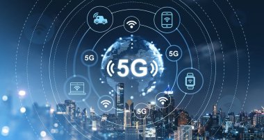 Bangkok 'ta geceleri gökdelenler, 5G ikonlarının iki kez görüntülenmesi ve cihazların bağlanması. Yüksek hızlı internet kavramı, akıllı şehir, gelecekteki teknolojiler ve IOT