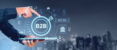 B2B arayüz hologramına sahip dijital tablet kullanan bir işadamı, şehir manzarası geçmişi. İş teknolojisi kavramı