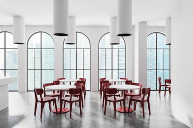 Kırmızı sandalyeli, yuvarlak masalı, beyaz duvarlı ve şehir manzarasına bakan geniş kemerli pencereli modern kafeterya. Çağdaş yemek alanı kavramı. 3B Hazırlama.