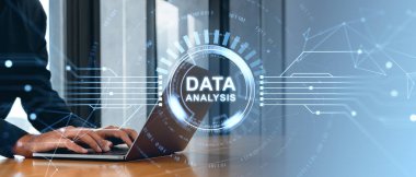 Fütürist dijital veri analiz arayüzü olan bir dizüstü bilgisayarda veri analizi ve teknolojiyi temsil eden bulanık bir ofis arka planında yazı yazan eller.