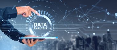 Tablet ve parmak izi kullanan adam parlayan daire gövdesi, çift pozlama bulanık siluet. İş analizi, sistem yönetimi ve mali strateji kavramı