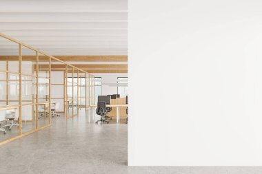 Ahşap bölmeleri ve boş çalışma alanı olan modern ofis içi. Sağdaki boş beyaz duvar tabela ya da markalaşma için. 3B Hazırlama
