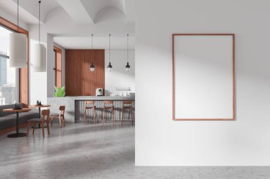 Beyaz bir duvarda boş çerçeveli bir poster, ahşap mobilyalar ve minimalist bir tasarım sergilenen modern kafenin içi. 3B Hazırlama