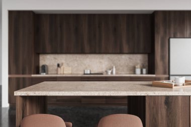 Modern mutfak tezgahı kapanışı, ev yapımı ürün sergisi. Buzdolabı rafları ve buzdolabı. Minimalist dairede bulanık, siyah ahşap pişirme alanı. 3B görüntüleme