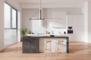 Siyah granit adalı modern minimalist mutfak, ahşap tabureler, parlak beyaz dolaplar ve jaluzili büyük bir pencere. 3B Hazırlama.