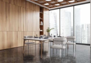 Oturma odasının köşesinde yemek masası ve tabaklar, beton zeminde sandalyeler. Kitapları ve süslemeleri olan raflar. Singapur gökdelenlerinin panoramik penceresi. 3B görüntüleme