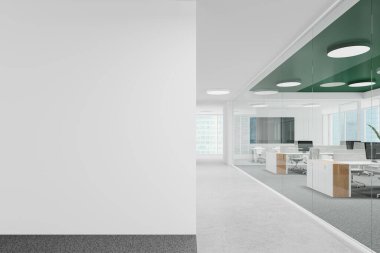 Eş zamanlı çalışma ve cam konferans odası olan beyaz iş dünyası masalarda bilgisayar ve sıra sıra sandalyeler. Singapur 'da panoramik pencere. Uzay duvarını kopyala. 3B görüntüleme