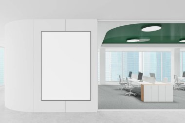 Yeşil ve beyaz çalışma odasının iç tarafında, masa başında bilgisayar var. Gökdelenlerde panoramik penceresi olan cam ekip işyeri. Duvar bölmesindeki tuval posterini taklit et. 3B görüntüleme