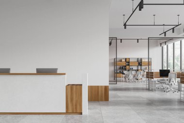 Beyaz resepsiyon masasında bilgisayar masası, beton zemin. Bilgisayarları ve koltukları sıra sıra dizilmiş işyeri. Tropik bölgelerde panoramik pencere. 3B görüntüleme