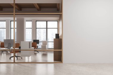 Samimi ofis içi, sıralardaki bilgisayarlarla, beton zemin. Singapur gökdelenlerinde panoramik pencereli cam çalışma odası. Boş duvar bölmesini düzenle. 3B görüntüleme
