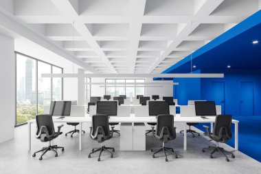 Beyaz ve mavi ofis içi koltuklar ve dizili bilgisayar, beton zemin. Kapılı minimalist ofis çalışma alanı. Bangkok gökdelenlerinin panoramik penceresi. 3B görüntüleme