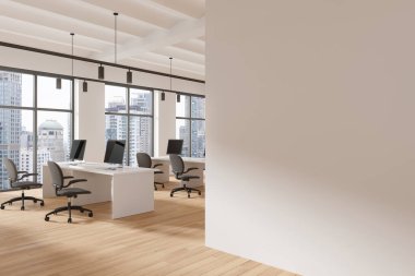 Ofis manzarası koltuklar ve bilgisayarlarla dolu sıra sıra, ahşap zemin. Gökdelenlerin panoramik penceresiyle takım çalışması. Boş duvar bölmesini düzenle. 3B görüntüleme