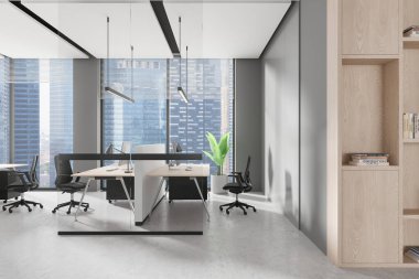 Masaları, sandalyeleri ve bir bitkisi olan çağdaş açık ofis alanı, geniş pencerelerden şehir manzarasına karşı kurulmuş, modern bir iş konseptini gözler önüne seriyor. 3B Hazırlama