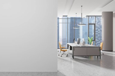 Şehir manzaralı modern bir ofiste boş beyaz duvar modeli, tasarım sunumu için ideal. Masaları ve sandalyeleri olan parlak ve ferah bir iç mekan. 3B Hazırlama.