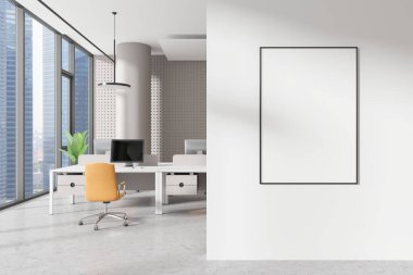 Çalışma odasının içinde masalar, bilgisayar ve beton zemin var. Singapur gökdelenlerinde panoramik pencereli bir işyeri. Uzay tuvali posterini kopyala. 3B görüntüleme