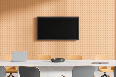 İçi taş pano ve sandalyelerle aydınlık toplantı, yakın plan dizüstü bilgisayar ve plaka. Duvardaki bulanık televizyon ekranı. Ofis konferans odası ve taklit ürün sergisi. 3B görüntüleme