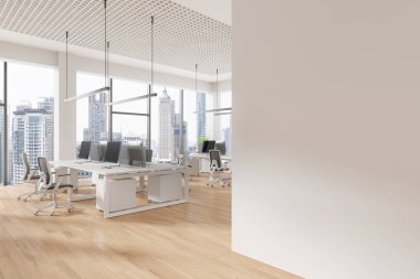 Çalışma yerlerinin olduğu modern bir ofis ve modelleme için boş bir duvar. Ahşap zemin ve şehir binalarının pencere manzarası. 3B Hazırlama