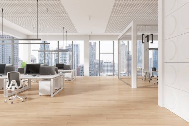 Ahşap zemindeki bilgisayarlarla birlikte çalışan beyaz iç mekan, dizüstü bilgisayarlı cam toplantı odası. Bangkok gökdelenlerinin panoramik penceresi. 3B görüntüleme