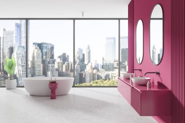 Pembe otel banyosunun içinde çift lavabo ve küvet, sehpa ve gösterişli aksesuarlar, parlak beton zemin. New York gökdelenlerinin panoramik penceresi. 3B görüntüleme