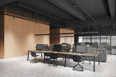 İçinde siyah sandalyeler, bilgisayarlar, ahşap duvarlar ve beton zemin olan birden fazla çalışma istasyonu bulunan modern açık uzay ofisi. Çatı katı tarzı. 3B Hazırlama.