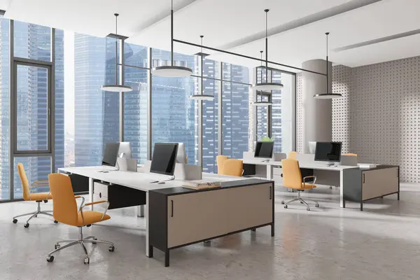 Ofis içi bilgisayar manzarası, sıralı masalar, beton zemin. Renkli koltukları olan rahat bir çalışma alanı. Singapur gökdelenlerinin panoramik penceresi. 3B görüntüleme