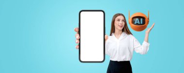 Mutlu iş kadını boş akıllı telefon ekranını taklit ederek mavi arka plandaki yapay zeka robotunu işaret ediyor. Makine öğrenme, mobil uygulama, sanal asistan ve sohbet robotu kavramı