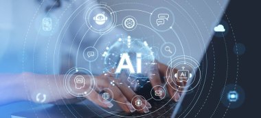 Dizüstü bilgisayarda yazan kadın elleri, sanal asistanı sosyal medya ikonları ve mesajları olan robot hologramı sohbet etmek, dijital iletişim. Makine öğrenme ve yapay zeka kavramı