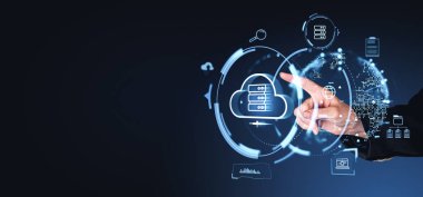 Veri güvenliği ve teknoloji kavramlarını temsil eden, karanlık bir arkaplanı olan gelecekteki bir arayüzdeki dijital bulut simgelerine el ile işaret etmek