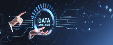Koyu mavi arkaplan üzerinde dijital elementlerde veri analizi ve etkileşimi teknolojiyi, büyük verileri ve siber güvenlik kavramlarını temsil etmektedir.