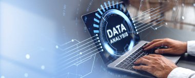 Parlak bir veri analiz metni içeren bir dizüstü bilgisayarda yazı yazan eller. Bulanık bir arkaplanda dijital grafik elementleri. Teknolojide veri analizi kavramı