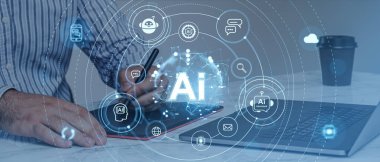 Kadın grafik tasarımcısı elinde Stylus ile çizim yapıyor, dijital simgelerle çifte pozlama yapay zeka Hud 'u. Yaratılışta yapay zeka yardımı kavramı