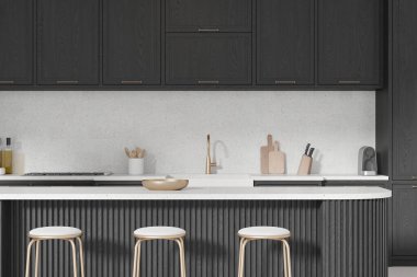 Lüks siyah ev mutfağı, bar sandalyeleri ve adaları, yakın plan. Mutfak malzemeleri tezgahta altın musluk, lavabo ve gaz sobasıyla. Minimalist kabinesi olan yemek pişirme alanı. 3B görüntüleme