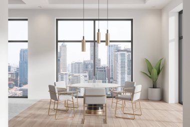 Beyaz lüks oturma odası. Yuvarlak yemek masası, sandalyeler, ahşap döşeme. Bitkilerle yemek yemek ya da buluşma yeri. Bangkok gökdelenlerinin panoramik penceresi. 3B görüntüleme