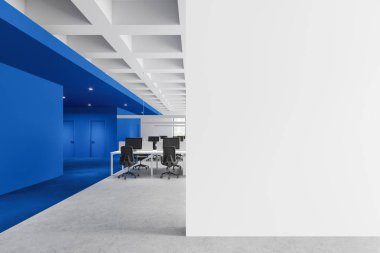 Mavi aksanlı, masalı ve sandalyeli modern ofis içi. Boş beyaz bir duvar yeterli kopya alanı sağlar. 3B Hazırlama