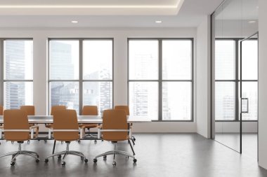 Şehir manzarası, turuncu sandalyeler ve gösterişli masa, minimalist ofis tasarımı, 3D görüntüleme gösteren geniş pencereli modern konferans odası.