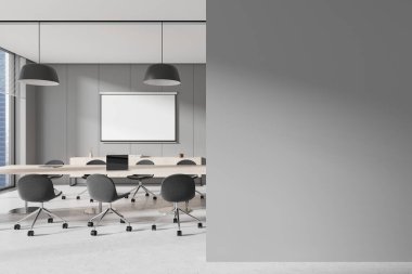 Açık gri iç mekan, sandalyeler, masa, beton zemin. Ofis konferans alanı ve boş projeksiyon ekranı. Gökdelenlerin panoramik penceresi. Boş duvar bölmesini düzenle. 3B görüntüleme