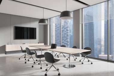 Geniş pencereli, siyah sandalyeli modern konferans odası ve yüksek katlı bir binada dizüstü bilgisayarı olan bir masa. Mimarlık kavramı. 3B Hazırlama