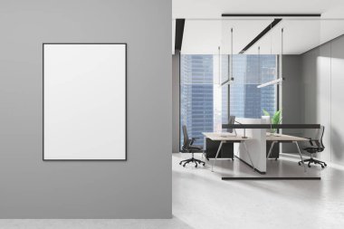 Boş çerçeveli poster gri bir duvarda, modern ofis alanı camdan bölmeler ve şehir manzarası olan pencereler, reklam kavramı. 3B Hazırlama