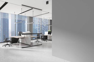 Çalışma alanı içerisindeki iç mekan görüntüsü, bilgisayar sıraları, beton zemin. Singapur gökdelenlerinin panoramik penceresiyle aynı anda çalışıyor. Boş duvar bölmesini düzenle. 3B görüntüleme