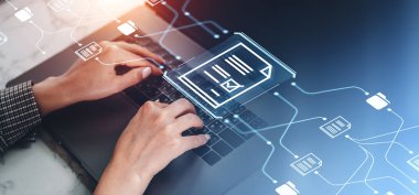 Dizüstü bilgisayarla çalışan kadın elleri, çevrimiçi belge sistemi ve iş dosyaları deposu ile çifte maruz kalma. Elektronik belge ve veri depolama kavramı