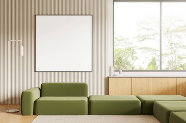 Modern oturma odasındaki yeşil kanepenin üstündeki çizgili duvarda boş tuval modeli. Büyük penceresi, ahşap dolabı ve zemin lambası var. 3B Hazırlama