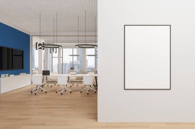 Masa ve sandalyeli renkli ofis içi dekorasyon ve televizyon ekranlı konferans odası. Bangkok gökdelenlerindeki panoramik pencere ve tuval posterleri. 3B görüntüleme