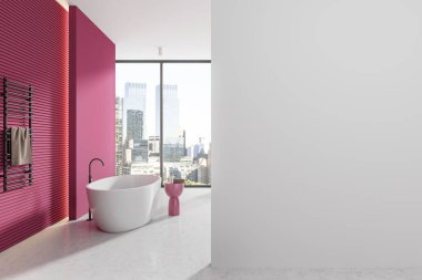 Pembe aksanlı tuvaleti, serbest küveti ve şehir manzarasına bakan geniş penceresi olan modern bir banyo. Model için boş duvar. 3B Hazırlama