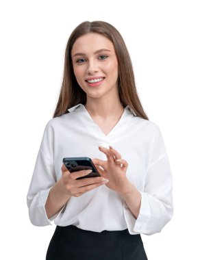 Gülümseyen ve akıllı telefon kullanan genç bir kadın. Beyaz arka planda fotorealistik bir tarz. İletişim ve teknoloji kavramı