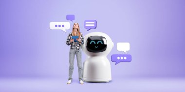 Tabletli gülümseyen kadın, çizgi film yapay zeka robotunun yanında ayakta duruyor. Metin baloncuklarına ve boş bulutlara bakıyorum. Sanal asistan, iletişim ve makine öğrenme kavramı