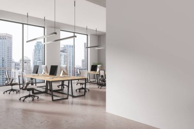Ofis içi bilgisayar, sandalye ve ortak masa manzarası, beton zemin. Gökdelenlerin panoramik penceresi. Boş duvar bölmesini düzenle. 3B görüntüleme