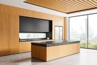 Ahşap dolaplı modern mutfak, siyah tezgah ve şehir manzaralı geniş pencere. Minimalist tasarım, beton zemin ve ahşap tavan. 3B Hazırlama
